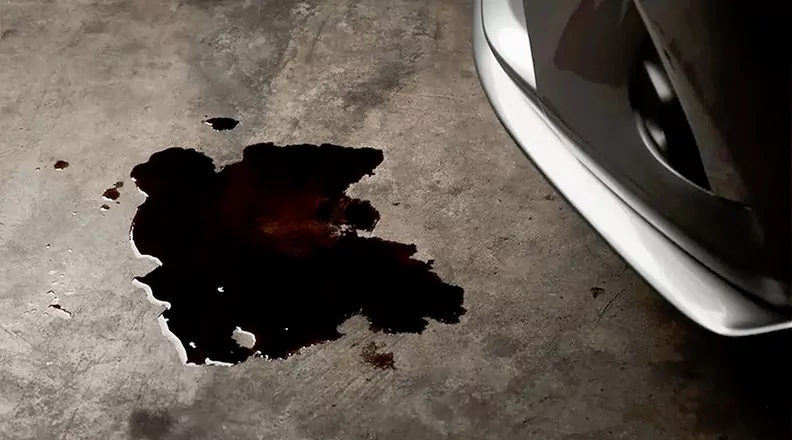 روش های پاک کردن لکه روغن ماشین از پارکینگ