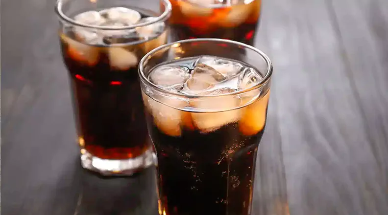  پاک کردن لکه روغن ماشین با یک لیوان نوشابه